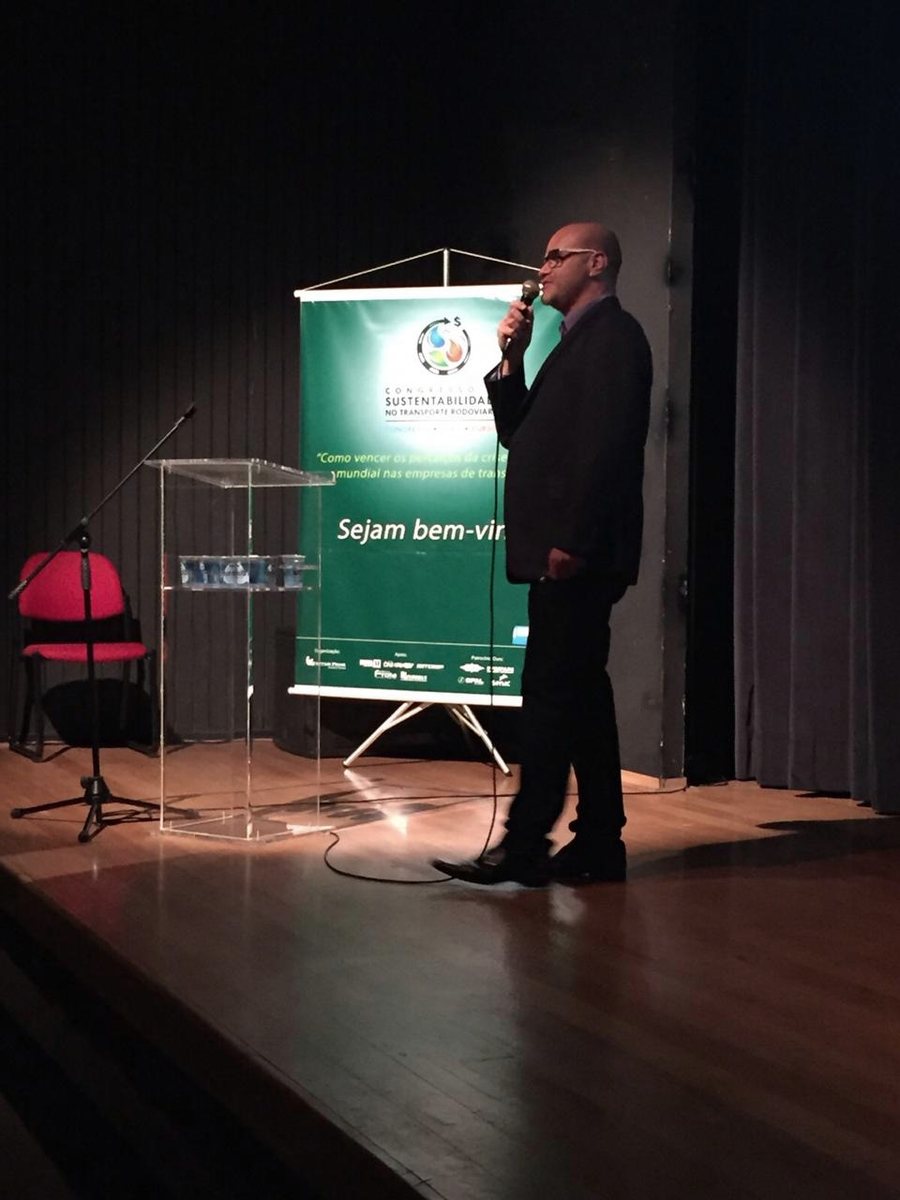 Flavio Schneider em palestra de congresso