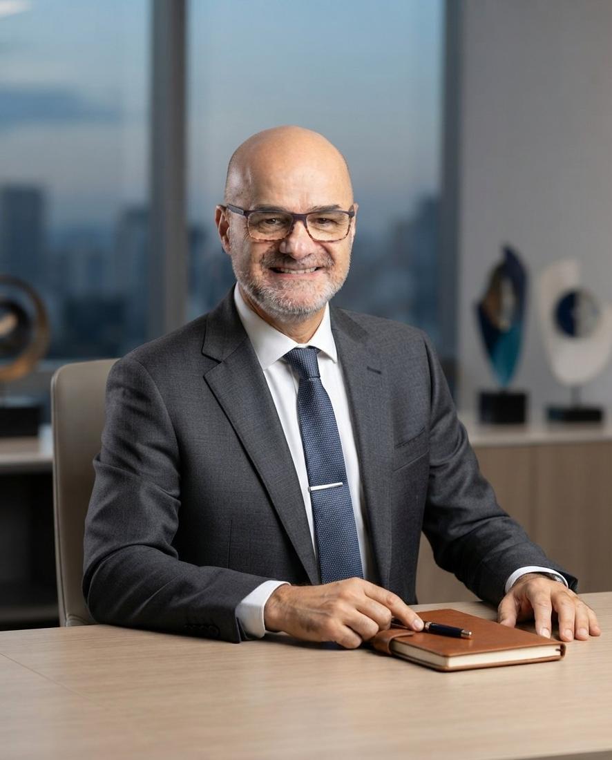 Flavio Schneider em seu escritório